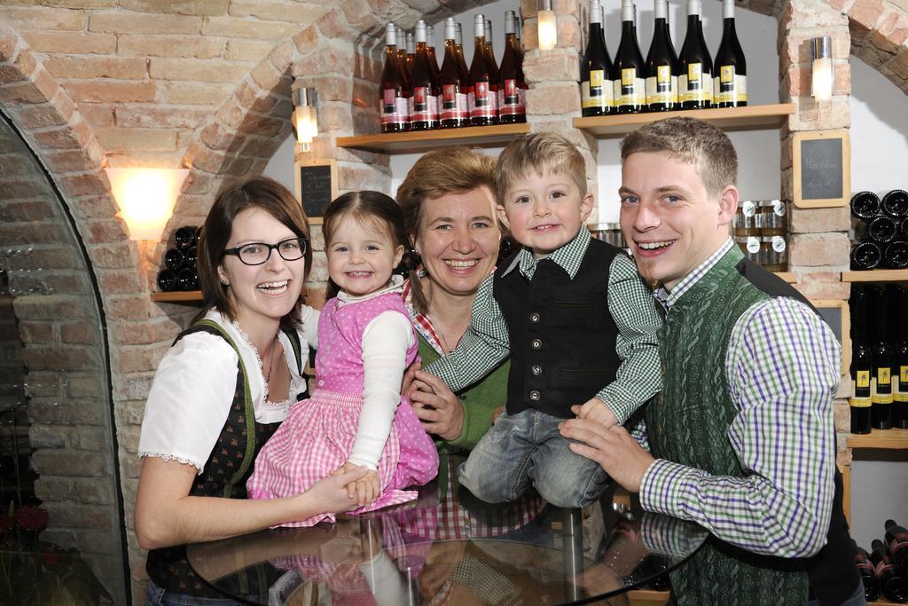 לינה וארוחת בוקר Ratsch an der Weinstraße Weingut Schwarzl מראה חיצוני תמונה